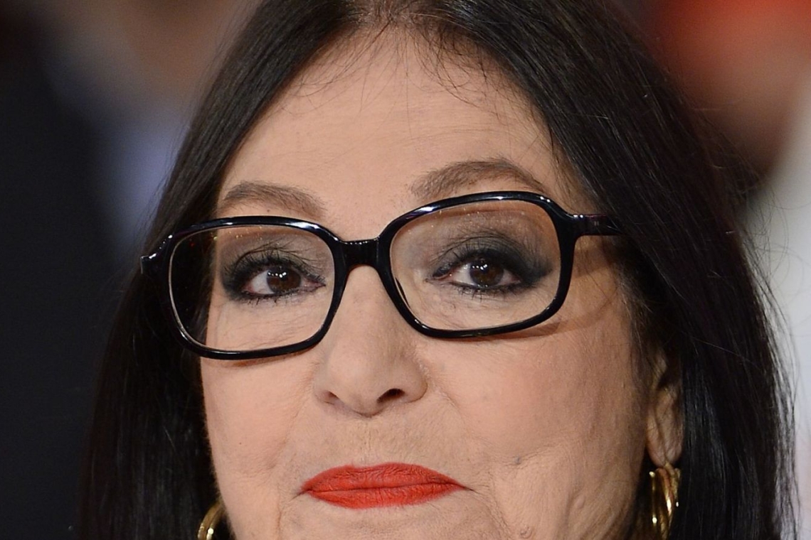 OMONDO STARS ET PEOPLE  -  Nana Mouskouri annonce la fin de sa carrière scénique à 90 ans : un adieu émouvant à la scène